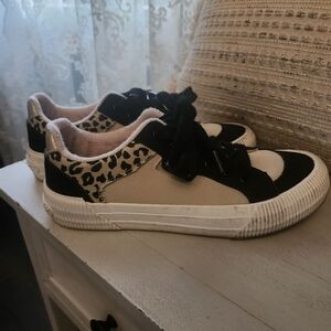Rocket Dog Leopard Accent Low-Top Sneakers in Black & Beige
